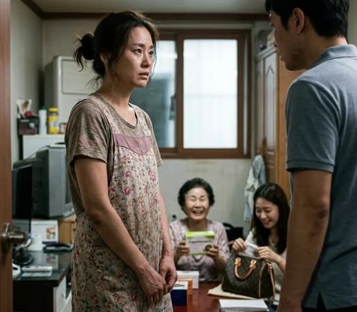 Vừa tắm rửa, lau người xong cho mẹ chồng nằm liệt, thì chồng tôi – người đã đi công tác nước ngoài suốt ba năm – đột nhiên trở về.