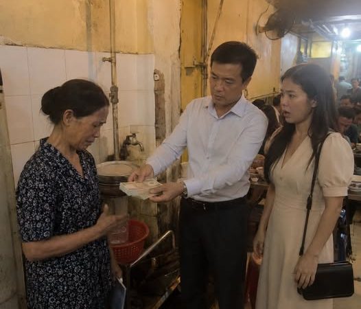 Gặp lại mẹ vợ cũ đang rửa bát thuê, thương tình, tôi rút ví lấy 5 triệu đưa cho bà, dặn dò bà giữ lấy phòng thân.