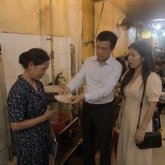 Gặp lại mẹ vợ cũ đang rửa bát thuê, thương tình, tôi rút ví lấy 5 triệu đưa cho bà, dặn dò bà giữ lấy phòng thân.