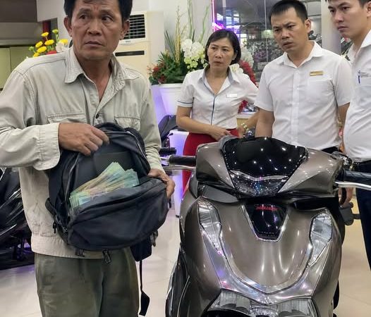 Người đàn ông nghèo rải 500k tiền mặt, nhân viên chết lặng trước bí mật bất ngờ