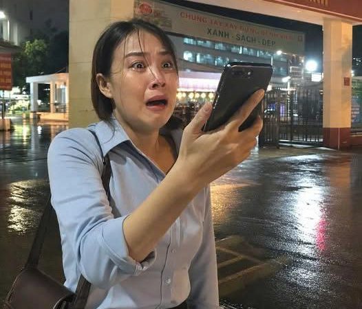 Chăm vợ bại l/i/ệt suốt 5 năm trời, một lần quên ví quay về lấy, vừa mở cửa ra..