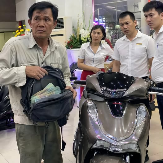 Người đàn ông nghèo rải 500k tiền mặt, nhân viên chết lặng trước bí mật bất ngờ