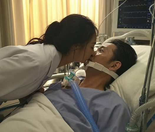 Y tá đã hôn trộm một tỷ phú đang trong tình trạng th;ực v;ật vì cô nghĩ ông sẽ không tỉnh lại, nhưng bất ngờ ông lại ôm cô